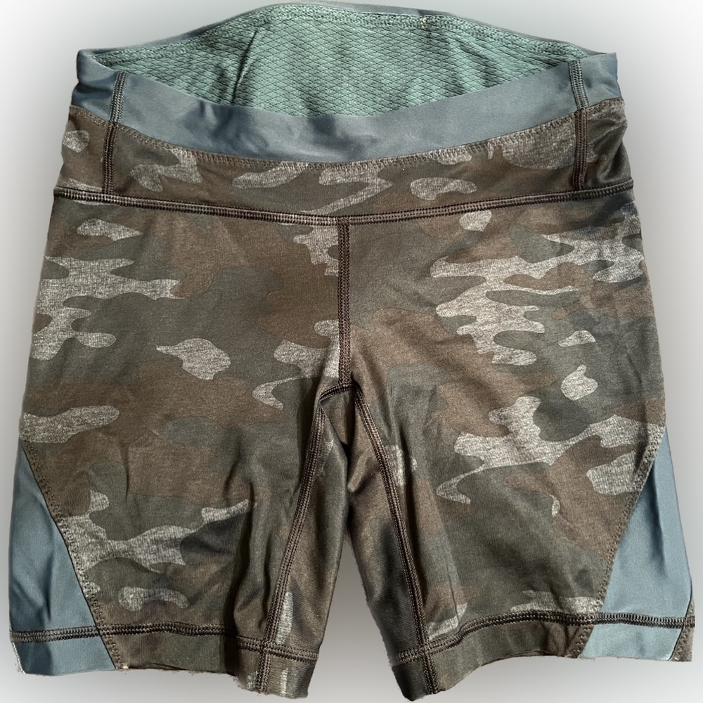 LULULEMON CAMO BIKE SHORTS. Size 2